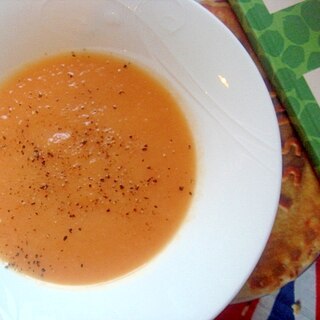 にんじんしょうがお塩とシナモンのみ、優しいスープ。